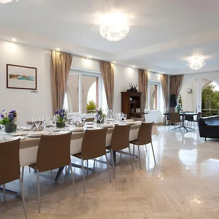 Sleeps 12 With Air Con Villa *