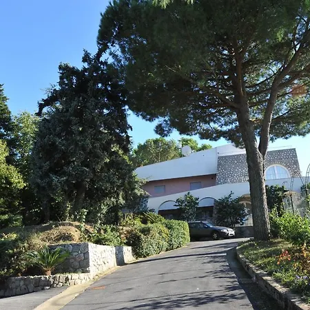 Sleeps 12 With Air Con Villa